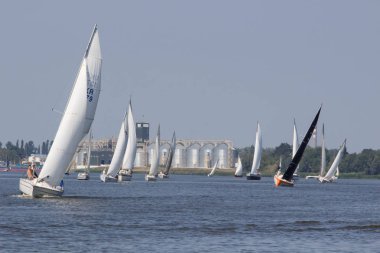 Parlak güneşli bir günde Pereyaslav Kupası yelkenli tekne Pereyaslav, Ukrayna - 5 Ağustos 2017: