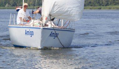 Parlak güneşli bir günde Pereyaslav Kupası yelkenli tekne Pereyaslav, Ukrayna - 5 Ağustos 2017: