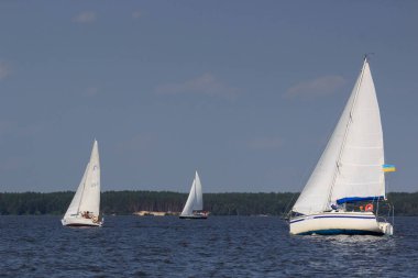 Parlak güneşli bir günde Pereyaslav Kupası yelkenli tekne Pereyaslav, Ukrayna - 5 Ağustos 2017:
