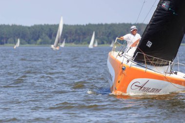 Parlak güneşli bir günde Pereyaslav Kupası yelkenli tekne Pereyaslav, Ukrayna - 5 Ağustos 2017: