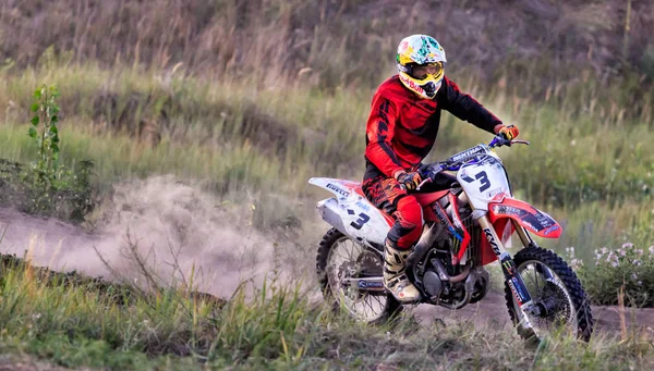 Cherkassy, Oekraïne - Julay 7-2017: ruiter op Motocross opleiding van motorrijders voor wedstrijden Oekraïne, Cherkassy 7julay 2017 — Stockfoto