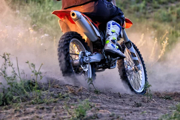 CHERKASSY, UKRAINE - JULAY 7 2017: piloto em Motocross Formação de motociclistas antes de competições Ucrânia, Cherkassy 7Julay 2017 — Fotografia de Stock