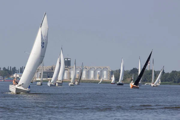 Parlak güneşli bir günde Pereyaslav Kupası yelkenli tekne Pereyaslav, Ukrayna - 5 Ağustos 2017: