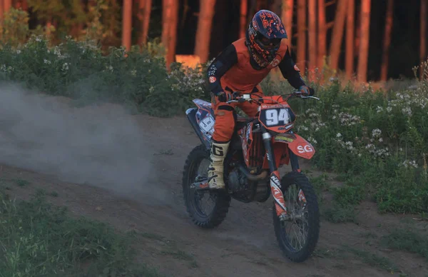 CHERKASSY, UKRAINE - JULAY 7 2017: piloto em Motocross Formação de motociclistas antes de competições Ucrânia, Cherkassy 7Julay 2017 — Fotografia de Stock