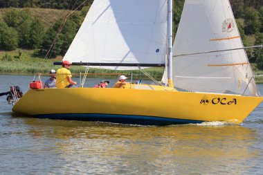 Parlak güneşli bir günde Pereyaslav Kupası yelkenli tekne Pereyaslav, Ukrayna - 5 Ağustos 2017: