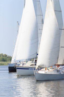 Parlak güneşli bir günde Pereyaslav Kupası yelkenli tekne Pereyaslav, Ukrayna - 5 Ağustos 2017: