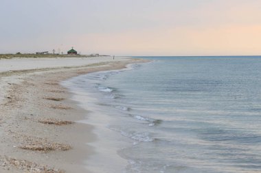 Güzel turkuaz deniz ve vahşi bir plaj