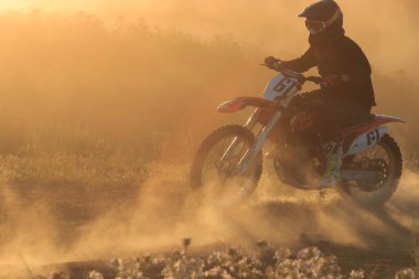 Cherkassy, Ukrayna - Julay 7 2017: sürücü üzerinde Motocross eğitimi motosikletçi maskesi yarışmalar Ukrayna, Cherkassy 7julay önce 2017