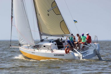 Parlak güneşli bir günde Pereyaslav Kupası yelkenli tekne Pereyaslav, Ukrayna - 5 Ağustos 2017: