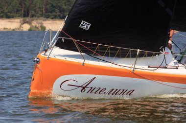 Parlak güneşli bir günde Pereyaslav Kupası yelkenli tekne Pereyaslav, Ukrayna - 5 Ağustos 2017: