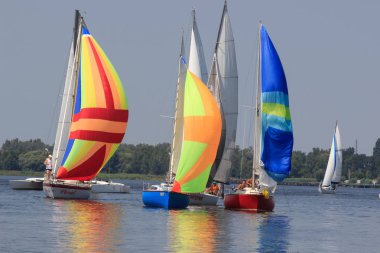 Parlak güneşli bir günde Pereyaslav Kupası yelkenli tekne Pereyaslav, Ukrayna - 5 Ağustos 2017: