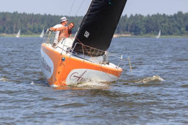 Parlak güneşli bir günde Pereyaslav Kupası yelkenli tekne Pereyaslav, Ukrayna - 5 Ağustos 2017: