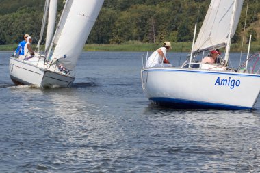 Parlak güneşli bir günde Pereyaslav Kupası yelkenli tekne Pereyaslav, Ukrayna - 5 Ağustos 2017: