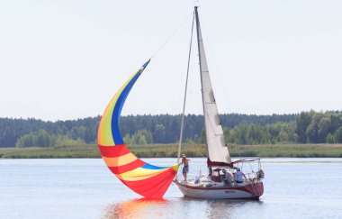 Parlak güneşli bir günde Pereyaslav Kupası yelkenli tekne Pereyaslav, Ukrayna - 5 Ağustos 2017: