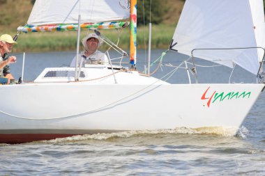 Parlak güneşli bir günde Pereyaslav Kupası yelkenli tekne Pereyaslav, Ukrayna - 5 Ağustos 2017: