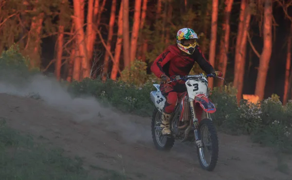 CHERKASSY, UCRAINA - 7 LUGLIO 2017: pilota su Motocross Allenamento di motociclisti prima delle competizioni Ucraina, Cherkassy 7luglio 2017 — Foto Stock