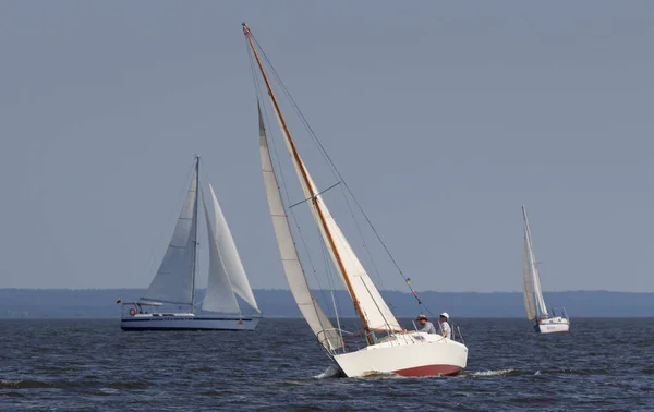 PEREYASLAV, UKRAINE- Agosto 5, 2017: Barco em regata vela Copa de Pereyaslav em um dia ensolarado brilhante — Fotografia de Stock