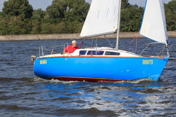 Parlak güneşli bir günde Pereyaslav Kupası yelkenli tekne Pereyaslav, Ukrayna - 5 Ağustos 2017: