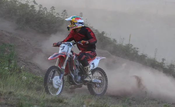 Čerkasy, Ukrajina - Julay 7 2017: jezdec na Motocross vzdělávání motocyklisty před soutěží Ukrajina, Čerkassy 7julay 2017 — Stock fotografie