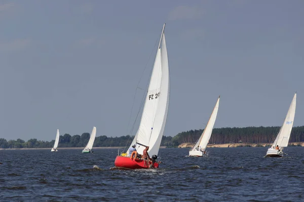 PEREYASLAV, UKRAINE- Agosto 5, 2017: Barco em regata vela Copa de Pereyaslav em um dia ensolarado brilhante — Fotografia de Stock