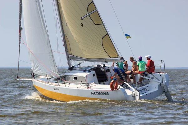 Parlak güneşli bir günde Pereyaslav Kupası yelkenli tekne Pereyaslav, Ukrayna - 5 Ağustos 2017: