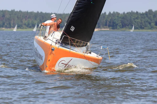 Parlak güneşli bir günde Pereyaslav Kupası yelkenli tekne Pereyaslav, Ukrayna - 5 Ağustos 2017: