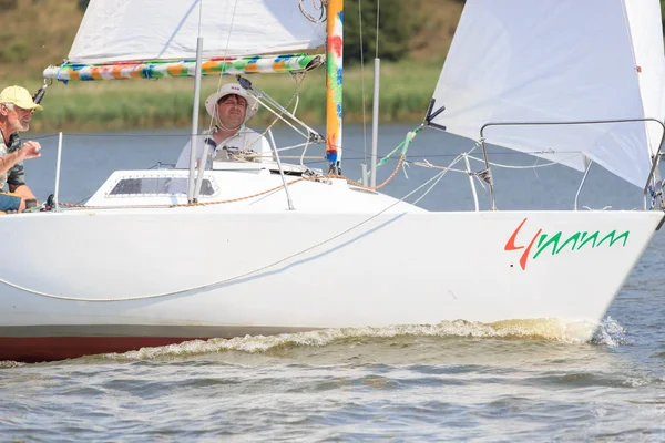 Parlak güneşli bir günde Pereyaslav Kupası yelkenli tekne Pereyaslav, Ukrayna - 5 Ağustos 2017: