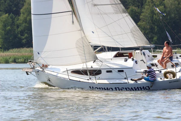 Parlak güneşli bir günde Pereyaslav Kupası yelkenli tekne Pereyaslav, Ukrayna - 5 Ağustos 2017: