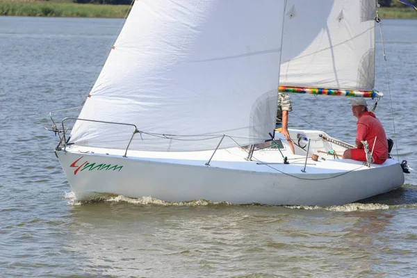 PEREYASLAV, UKRAINE- 5 AOÛT 2017 : Bateau en régate à voile Coupe de Pereyaslav par une journée ensoleillée — Photo