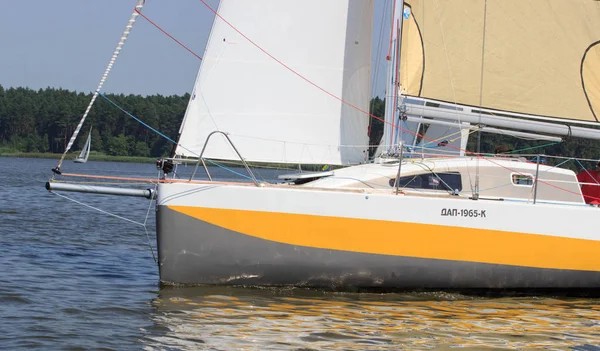 PEREYASLAV, UKRAINE- Agosto 5, 2017: Barco em regata vela Copa de Pereyaslav em um dia ensolarado brilhante — Fotografia de Stock