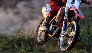 Cherkassy, Ukrayna - Julay 7 2017: sürücü üzerinde Motocross eğitimi motosikletçi maskesi yarışmalar Ukrayna, Cherkassy 7julay önce 2017