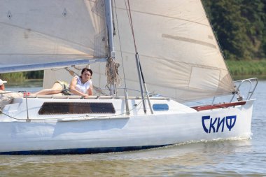 Parlak güneşli bir günde Pereyaslav Kupası yelkenli tekne Pereyaslav, Ukrayna - 5 Ağustos 2017: