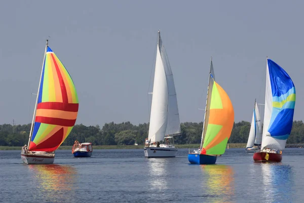 PEREYASLAV, UKRAINE- Agosto 5, 2017: Barco em regata vela Copa de Pereyaslav em um dia ensolarado brilhante — Fotografia de Stock