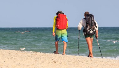 Turistik sahil boyunca yürüyerek yürür. Boş zaman