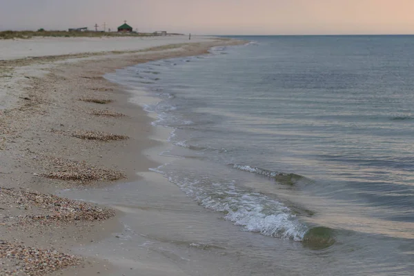 Güzel turkuaz deniz ve vahşi bir plaj