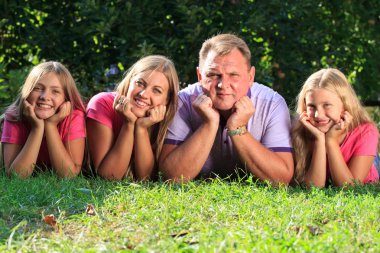 Mutlu Aile Portresi Bahçede