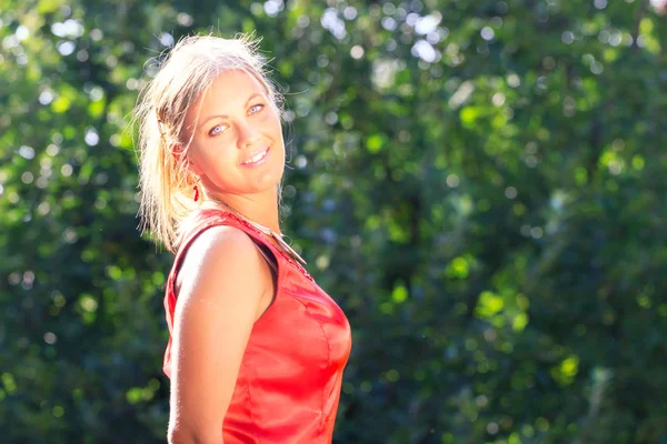 Mujer sexy con estilo joven en vestido de verano rojo — Foto de Stock