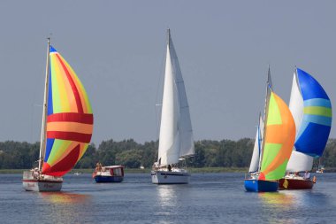 Parlak güneşli bir günde Pereyaslav Kupası yelkenli tekne Pereyaslav, Ukrayna - 5 Ağustos 2017: