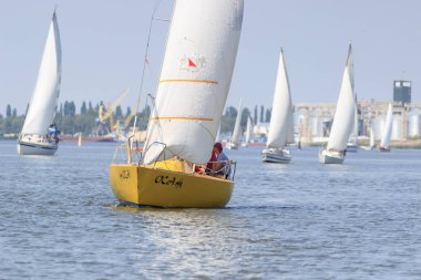 Parlak güneşli bir günde Pereyaslav Kupası yelkenli tekne Pereyaslav, Ukrayna - 5 Ağustos 2017: