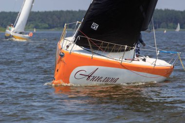 Parlak güneşli bir günde Pereyaslav Kupası yelkenli tekne Pereyaslav, Ukrayna - 5 Ağustos 2017: