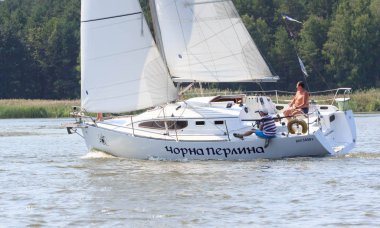 Parlak güneşli bir günde Pereyaslav Kupası yelkenli tekne Pereyaslav, Ukrayna - 5 Ağustos 2017:
