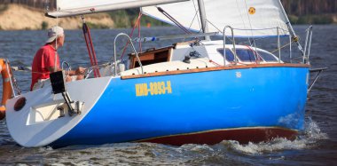 Parlak güneşli bir günde Pereyaslav Kupası yelkenli tekne Pereyaslav, Ukrayna - 5 Ağustos 2017: