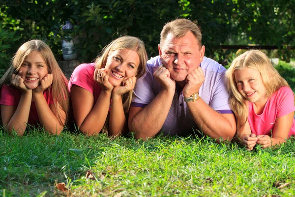 Mutlu Aile Portresi Bahçede