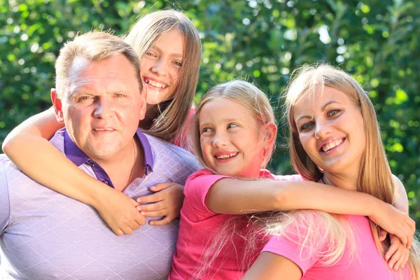 Mutlu Aile Portresi Bahçede