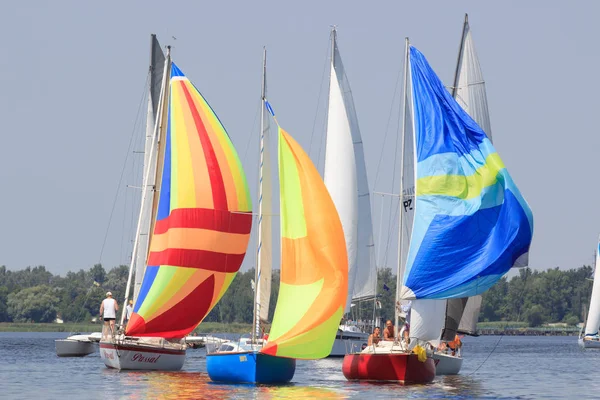 Perejaslav, Oekraïne - 5 augustus 2017: boot in zeilregatta Cup van Perejaslav op een zonnige dag — Stockfoto