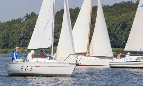 PEREYASLAV, UKRAINE- Agosto 5, 2017: Barco em regata vela Copa de Pereyaslav em um dia ensolarado brilhante — Fotografia de Stock