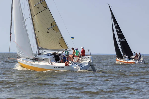 Perejaslav, Oekraïne - 5 augustus 2017: boot in zeilregatta Cup van Perejaslav op een zonnige dag — Stockfoto