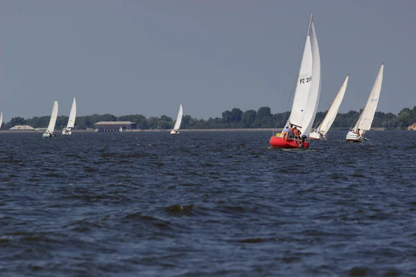 Parlak güneşli bir günde Pereyaslav Kupası yelkenli tekne Pereyaslav, Ukrayna - 5 Ağustos 2017: