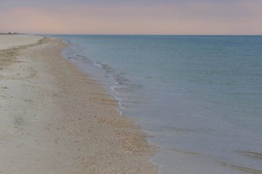 Güzel turkuaz deniz ve vahşi bir plaj