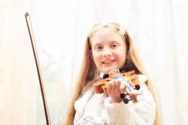 Kız bir keman çalıyor